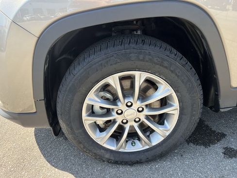 Used 2021 Jeep Cherokee Latitude Plus w/ Sun & Sound Group image 32