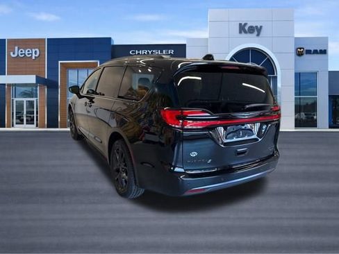 New 2026 Chrysler Pacifica Limited w/ S Appearance Package image 3