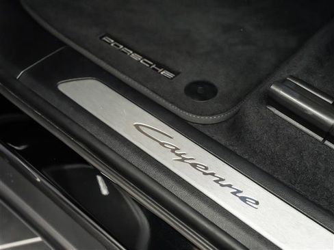 Certified 2025 Porsche Cayenne AWD/4WD image 23