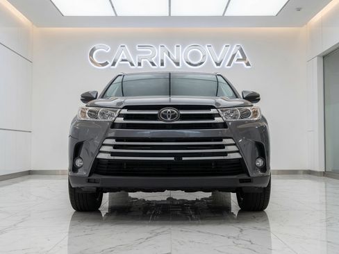 Used 2018 Toyota Highlander XLE AWD/4WD image 3