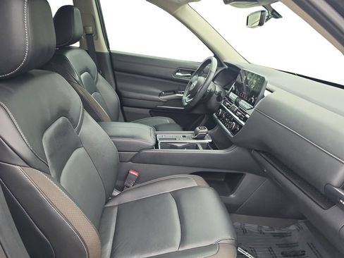 Used 2023 Nissan Pathfinder SL w/ Black Appearance Package FWD image 17