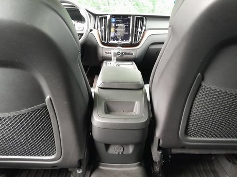 Used 2021 Volvo XC60 T5 Momentum w/ Premium Package AWD/4WD image 30