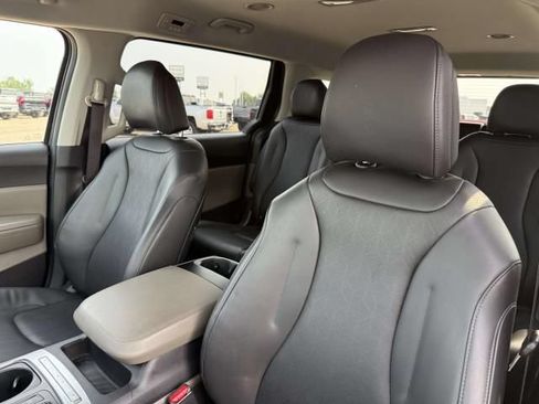 Used 2026 Kia Carnival FWD image 12