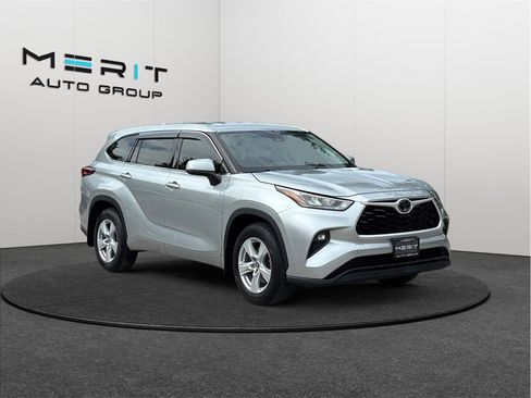 Used 2020 Toyota Highlander LE FWD image 1