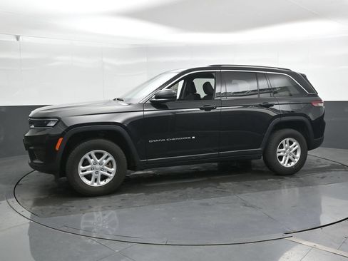 Used 2023 Jeep Grand Cherokee Laredo w/ Luxury Tech Group I AWD/4WD image 8