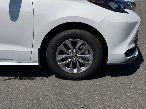 Used 2025 Toyota Sienna LE w/ LE Plus Package AWD/4WD image 9