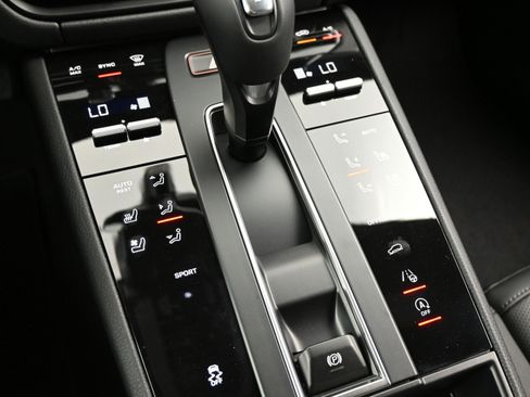 Certified 2025 Porsche Macan image 14