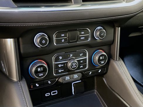 Used 2024 Chevrolet Suburban LT image 24