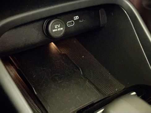 Used 2023 Volvo XC40 Recharge Plus image 28