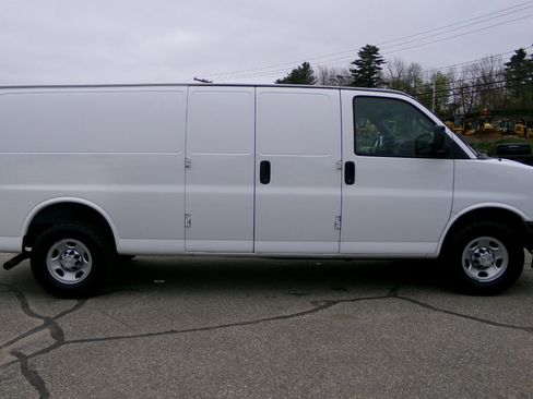 Used 2018 Chevrolet Express 3500 Extended w/ Driver Convenience Package image 6