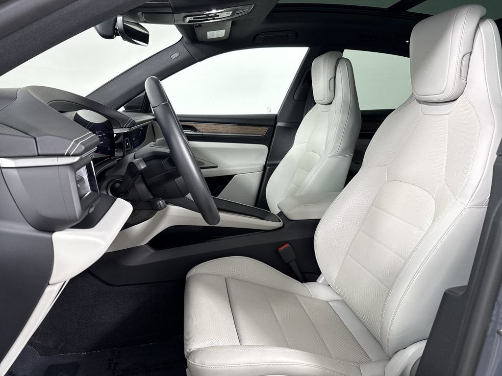 Certified 2025 Porsche Macan Electric RWD image 5