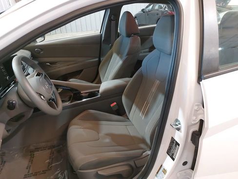 Used 2025 Hyundai Elantra Hybrid FWD image 16