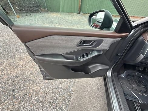 Used 2023 Nissan Rogue S AWD/4WD image 6