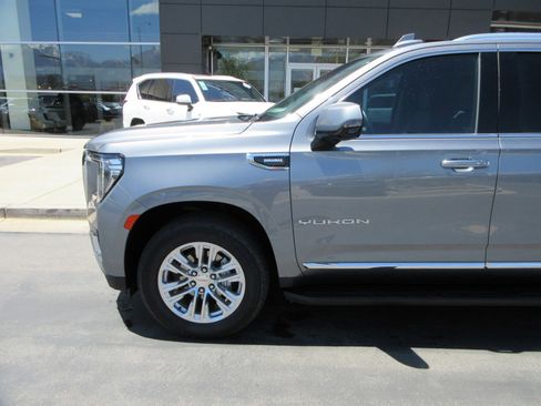 Used 2021 GMC Yukon SLT w/ SLT Premium Package AWD/4WD image 2