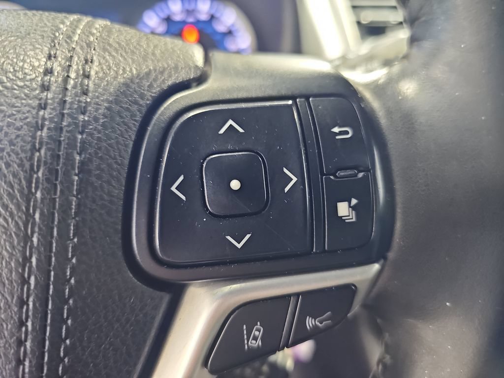 Used 2018 Toyota Highlander Plus w/ Carpet Mat Package (TMS) AWD/4WD image 19