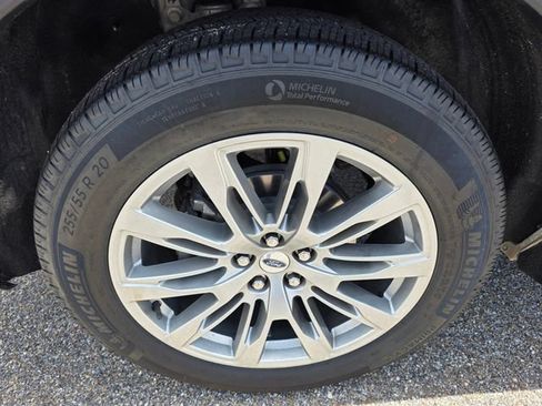 Certified 2025 Ford Explorer Platinum RWD image 9
