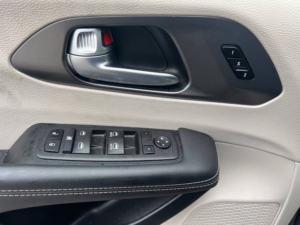 Used 2024 Chrysler Pacifica Touring-L FWD image 10