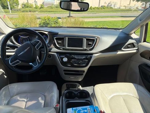 Used 2018 Chrysler Pacifica Touring-L FWD image 8