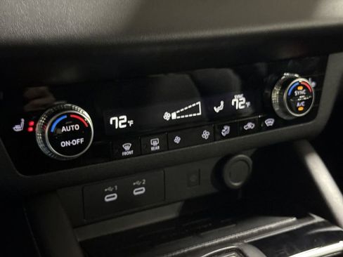 Used 2025 Mitsubishi Outlander SE image 17