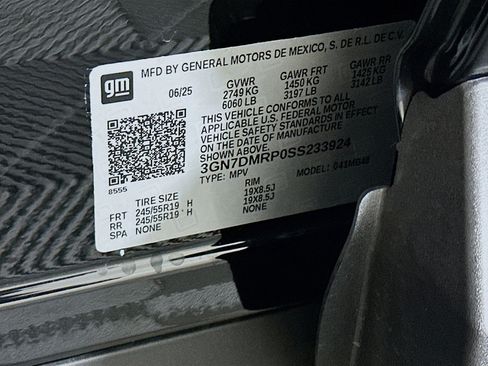 Used 2025 Chevrolet Equinox EV LT w/ Comfort Package image 12