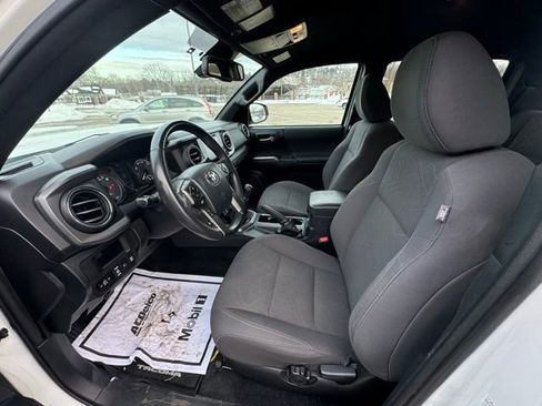 Used 2019 Toyota Tacoma TRD Sport image 9