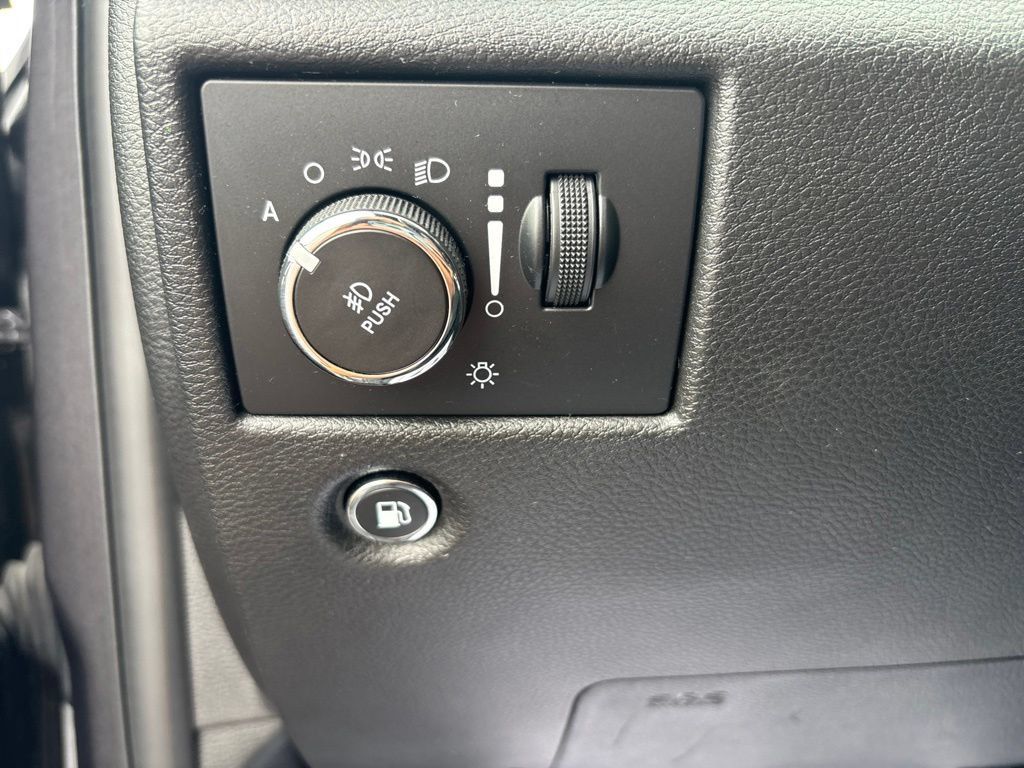 Used 2018 Jeep Grand Cherokee Altitude AWD/4WD image 15