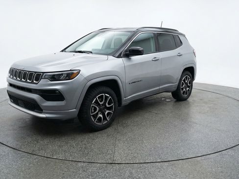 Used 2025 Jeep Compass Trailhawk image 3