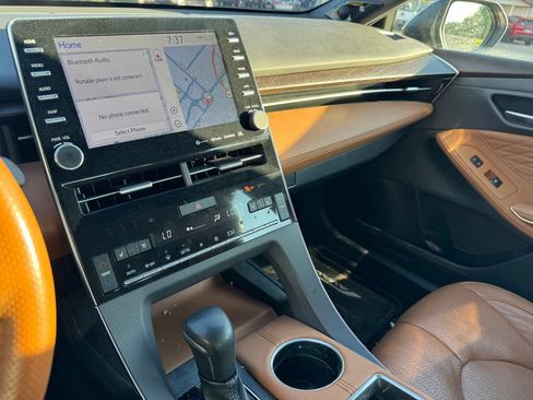 Used 2019 Toyota Avalon Limited w/ All Weather Liner Package FWD image 10