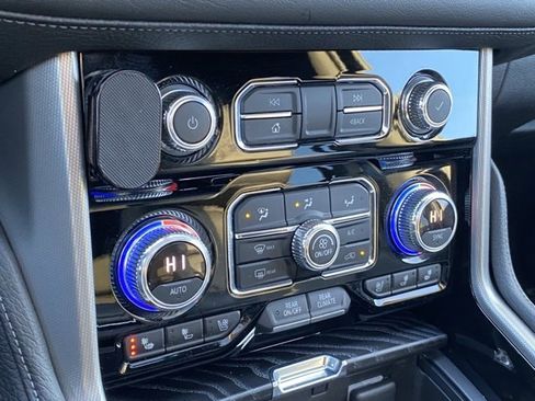 Used 2021 GMC Yukon Denali w/ Denali Premium Package image 14