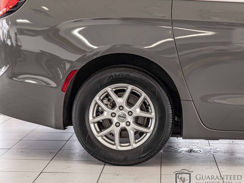 Used 2022 Chrysler Pacifica Touring-L image 13