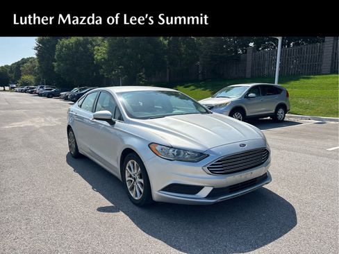 Used 2017 Ford Fusion SE FWD image 1