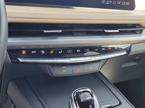 Used 2025 Cadillac XT4 Premium Luxury FWD image 18