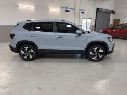 New 2026 Volkswagen Taos SE image 10