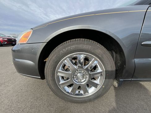 Used 2005 Chrysler Sebring Limited image 32