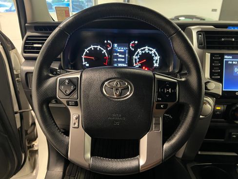 Used 2022 Toyota 4Runner SR5 AWD/4WD image 11