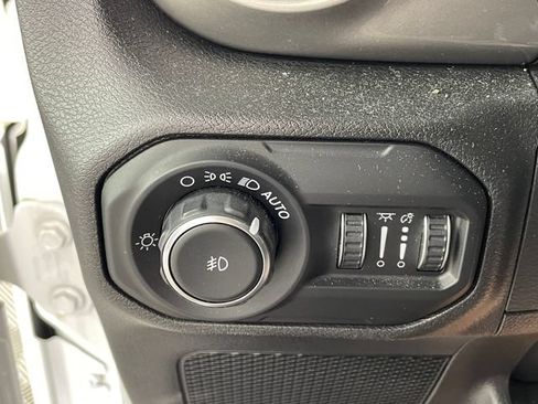 Used 2018 Jeep Wrangler Unlimited Sahara AWD/4WD image 11