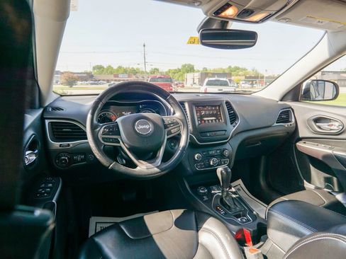 Used 2019 Jeep Cherokee Latitude Plus w/ Comfort/Convenience Group AWD/4WD image 14