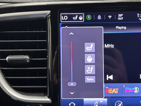 Used 2025 Chrysler Pacifica Limited FWD image 37