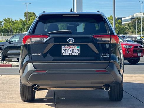 Certified 2022 Toyota RAV4 XLE Premium AWD/4WD image 6
