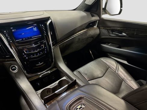 Used 2015 Cadillac Escalade Platinum image 30