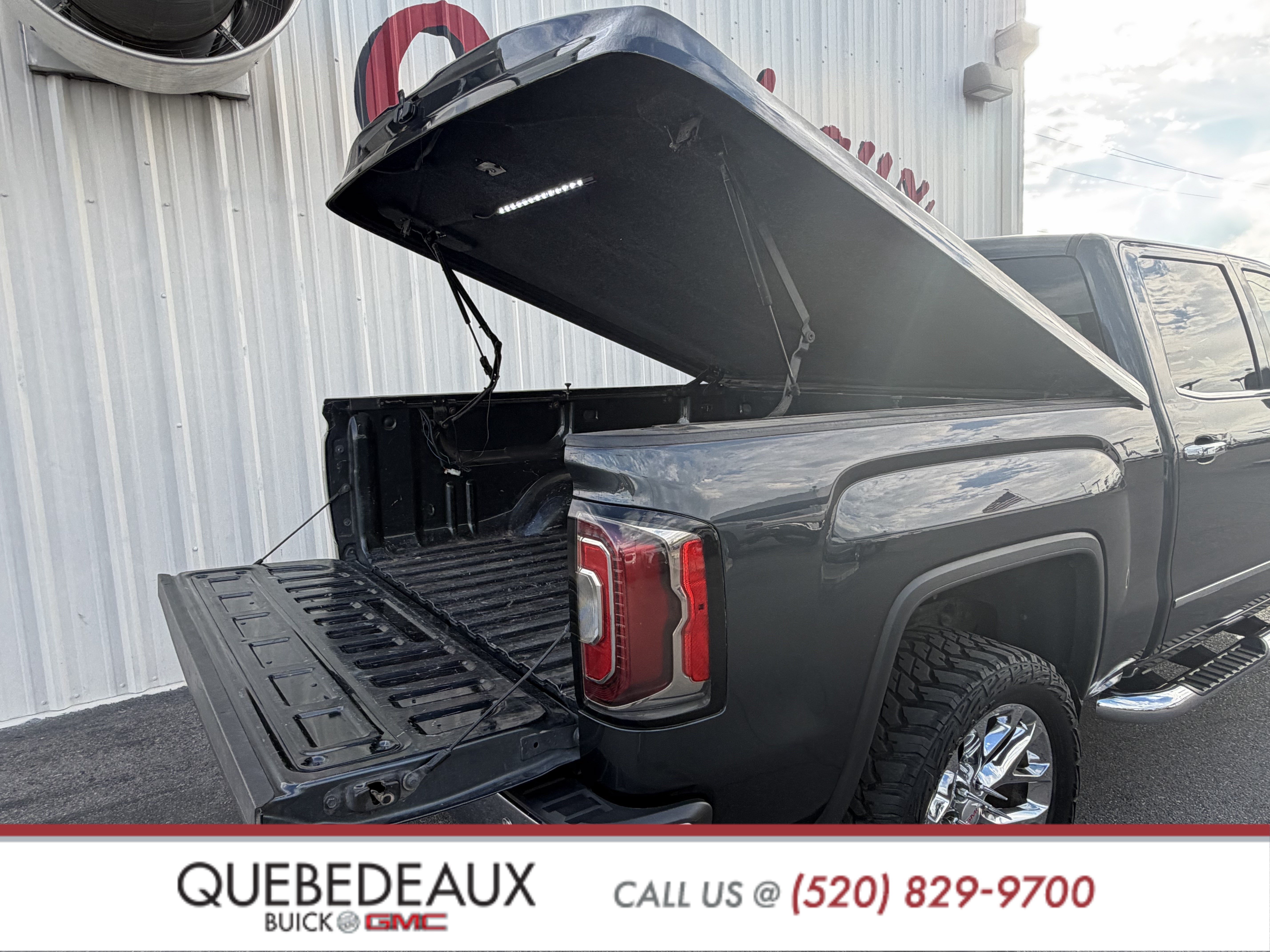 Used 2018 GMC Sierra 1500 SLT w/ Enhanced Driver Alert Package AWD/4WD image 10