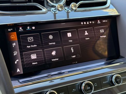 Used 2025 Bentley Bentayga image 30