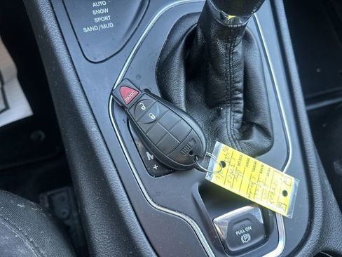 Used 2019 Jeep Cherokee Latitude w/ Popular Appearance Group image 30