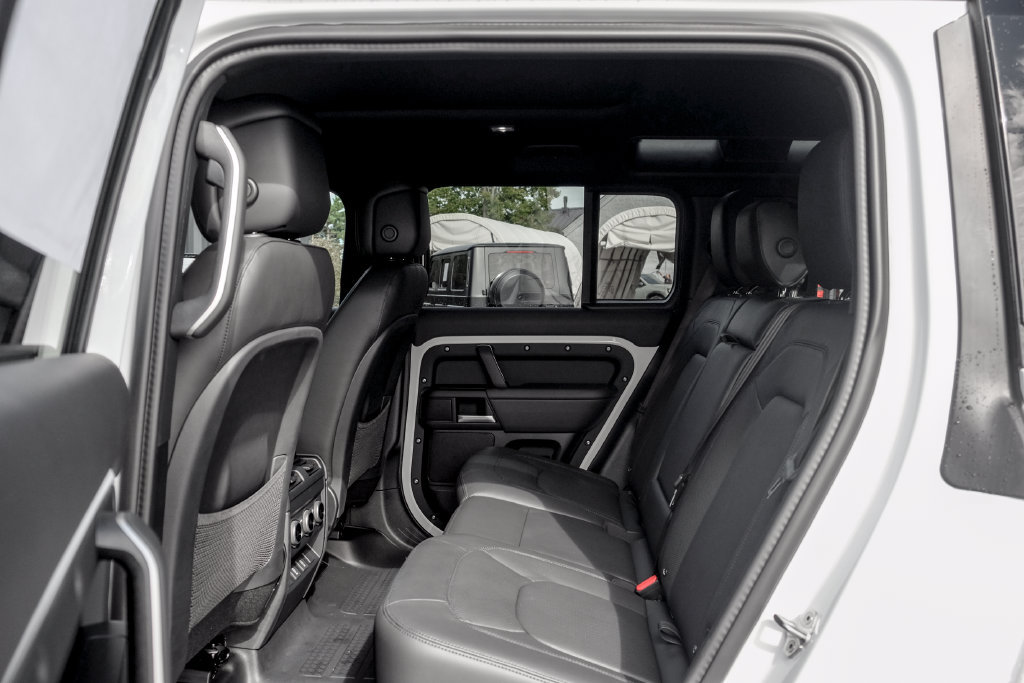 New 2026 Land Rover Defender 110 X-Dynamic SE AWD/4WD image 17