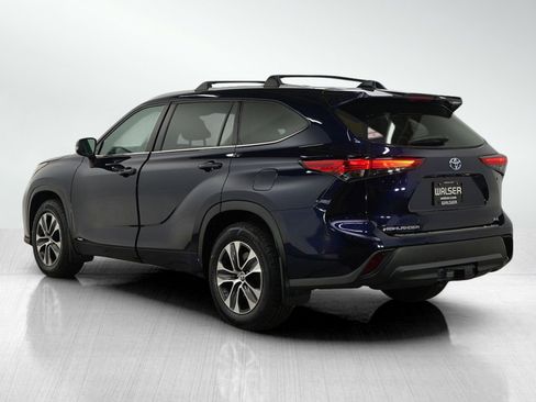 Used 2022 Toyota Highlander XLE image 3