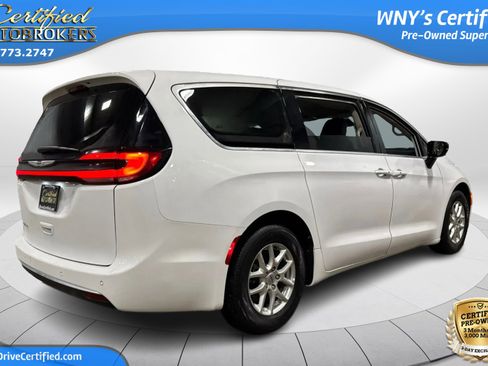 Used 2024 Chrysler Pacifica Touring-L FWD image 6
