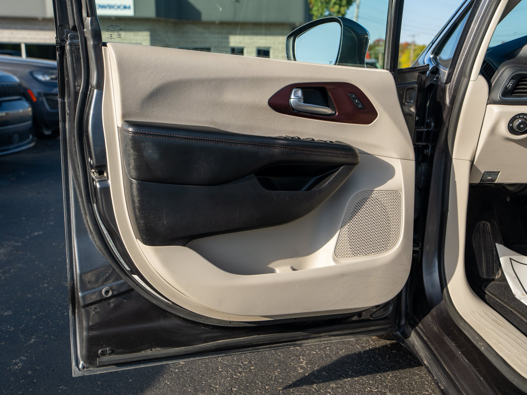 Used 2020 Chrysler Pacifica Limited FWD image 10