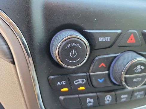 Used 2021 Jeep Grand Cherokee Laredo RWD image 21