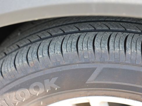 Used 2025 Ford Explorer Active image 12