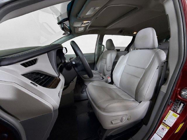 Used 2016 Toyota Sienna XLE w/ XLE Navigation Package FWD image 5